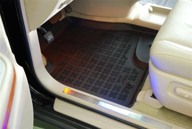 Gumové autokoberce zvýšené Peugeot Traveller - do 1. řady sedadel, vpředu s extra materiálem na straně řidiče